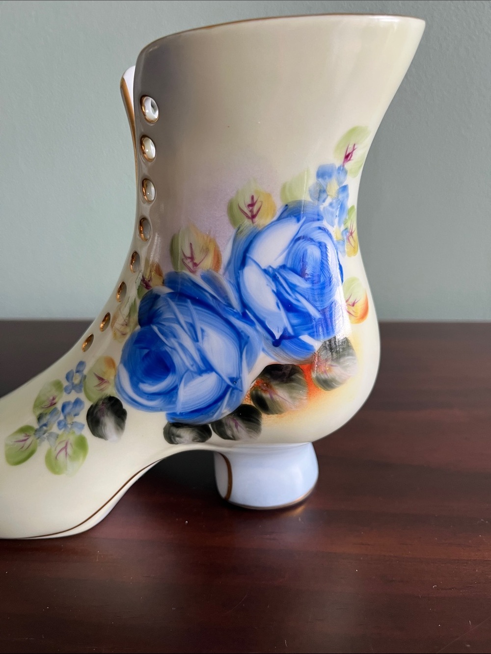 Vintage Ceramic Boot Vase Blue Roses Gold Trim Mid Century Japan 7x6 - Picture 9 of 10